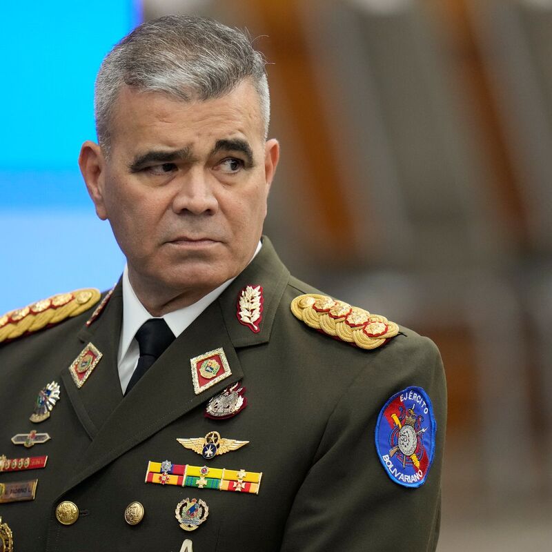 Der venezolanische Verteidigungsminister Vladimir Padrino Lopez kontrolliert auch Schlüsselbereiche der Wirtschaft und Verwaltung. (Archivbild) - Foto: Matias Delacroix/AP/dpa