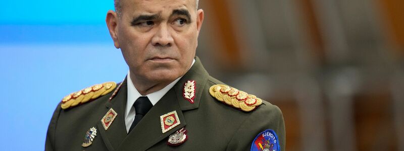 Der venezolanische Verteidigungsminister Vladimir Padrino Lopez kontrolliert auch Schlüsselbereiche der Wirtschaft und Verwaltung. (Archivbild) - Foto: Matias Delacroix/AP/dpa