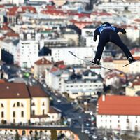 Karl Geiger kommt in Innsbruck besser zurecht als Wellinger. - Foto: Daniel Karmann/dpa