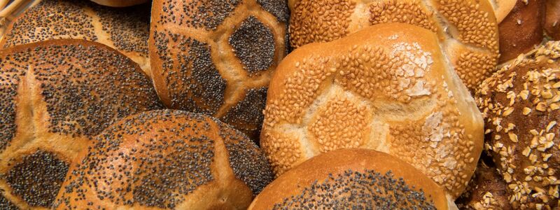 Nach dem Arbeitszeitgesetz dürfen Bäckereien bisher an Sonn- und Feiertagen bis zu drei Stunden Backwaren herstellen und liefern. (Symbolbild) - Foto: Peter Kneffel/dpa