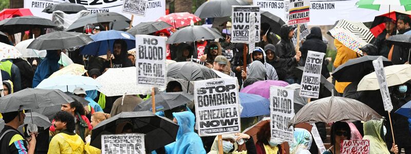 Demonstranten in den USA verurteilen den US-Angriff auf Venezuela. - Foto: William Liang/AP/dpa