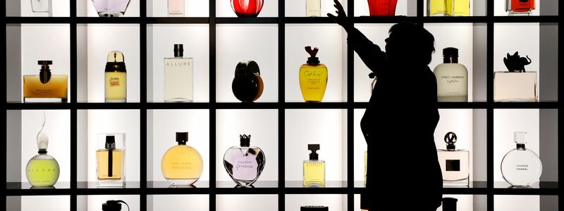 Parfum-Layering ist ein wachsender Trend in der Beauty-Szene. (Symbolbild) - Foto: Julian Stratenschulte/dpa
