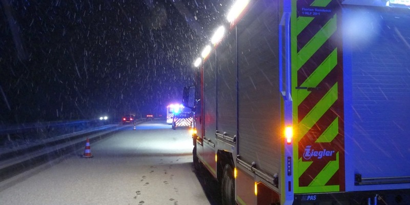 FW Sonsbeck: Absicherung einer Einsatzstelle auf der A57 - Foto: presseportal.de