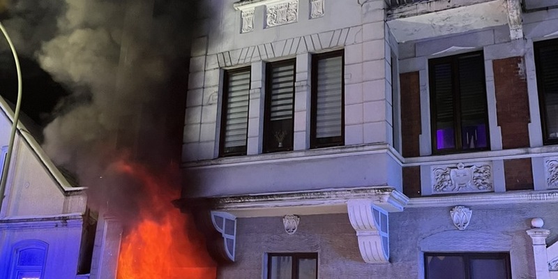 FW Bremerhaven: Feuer in einem Mehrfamilienhaus - Foto: presseportal.de