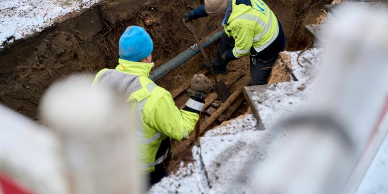 Mit Ersatzleitungen konnten einige Haushalte wieder ans Stromnetz angeschlossen werden, rund 35.000 müssen aber wohl bis Donnerstag Geduld haben.  - Foto: Michael Ukas/dpa