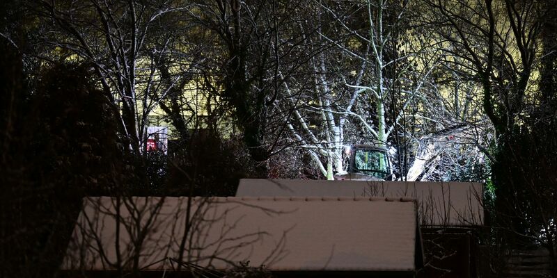 Der Brand an einer Kabelbrücke hat bei Tausenden Haushalten den Strom ausfallen lassen. - Foto: Sebastian Christoph Gollnow/dpa
