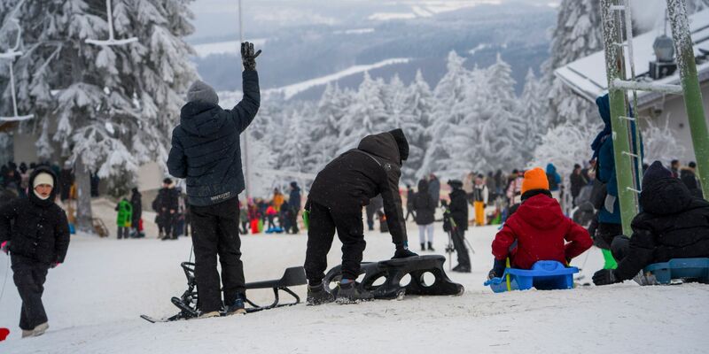 Wintersportler wie hier auf der Wasserkuppe in Hessen können sich freuen - es bleibt vorerst winterlich kalt in Deutschland. - Foto: Andreas Arnold/dpa