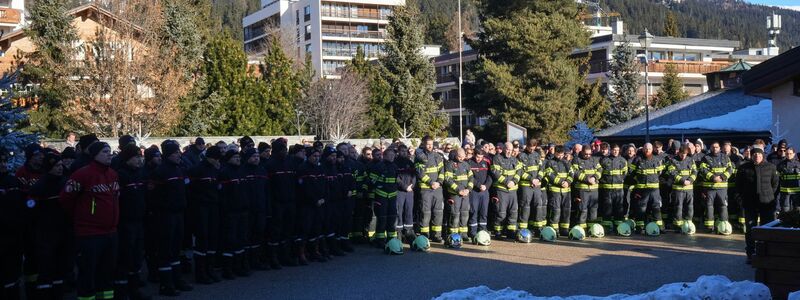 Bei einem Schweigemarsch in Crans-Montana wird an die jungen Opfer der Katastrophe erinnert. - Foto: Antonio Calanni/AP/dpa
