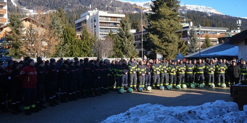 Als Brandursache in Crans-Montana wird Pyrotechnik in der Bar vermutet. (Archivbild) - Foto: Antonio Calanni/AP/dpa