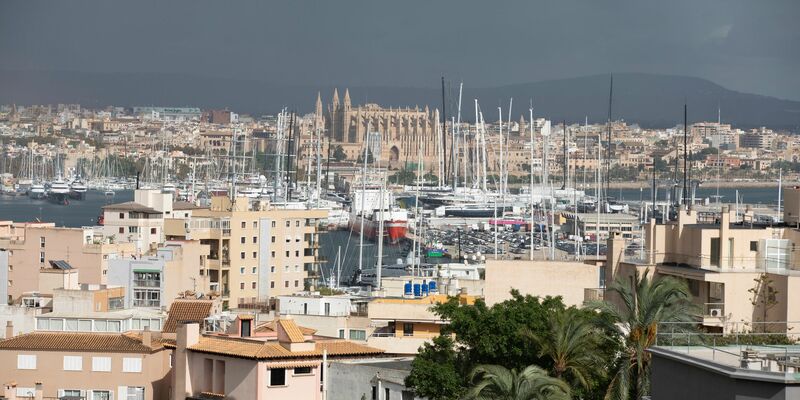 Die Prügelattacke ereignete sich in der Hauptstadt der Urlaubsinsel. (Archivfoto) - Foto: Clara Margais/dpa