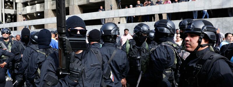 Sicherheitskräfte und bewaffnete Gruppen sind ein wichtiger Machtfaktor in Venezuela. - Foto: Cristian Hernandez/AP/dpa