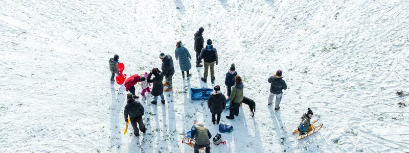 Viele Kinder vergnügten sich mit ihren Eltern beim Rodeln. - Foto: Frank Hammerschmidt/dpa