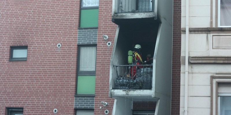 FW Düren: Zimmerbrand mit Balkonfeuer - Personen durch Feuerwehr in Sicherheit gebracht - Foto: presseportal.de
