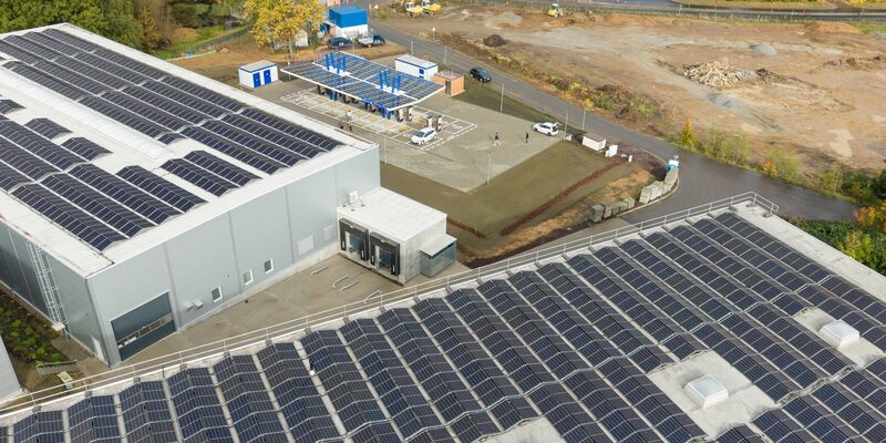 Ein Solarpark in Sachsen, der dem Laden von Elektroautos dient. (Archivbild) - Foto: Sebastian Kahnert/dpa