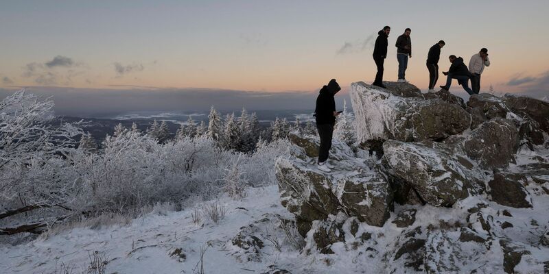 Erst ab Mitte der Woche soll es in Deutschland wieder etwas wärmer werden. - Foto: Boris Roessler/dpa