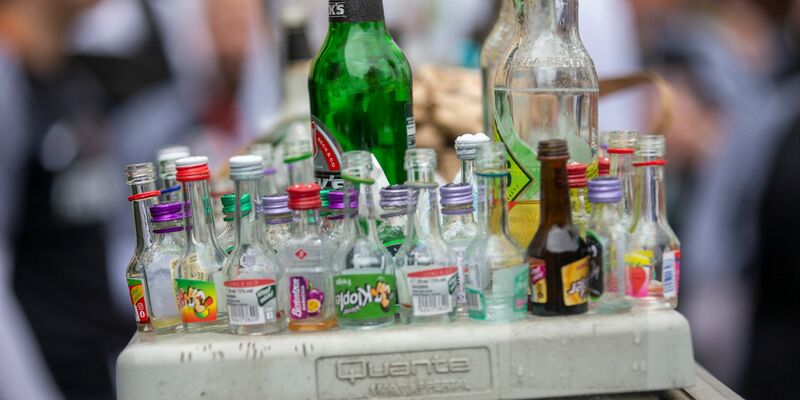 Alkohol ist im deutschen Alltag präsent.  - Foto: Thomas Banneyer/dpa