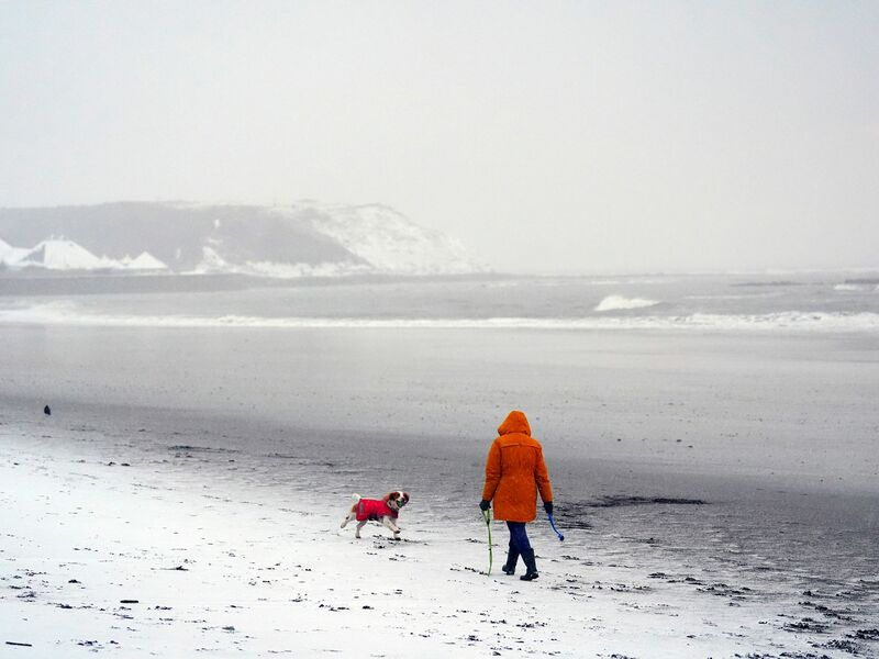 Nicht jeder konnte das winterliche Wetter genießen. - Foto: Danny Lawson/PA/AP/dpa
