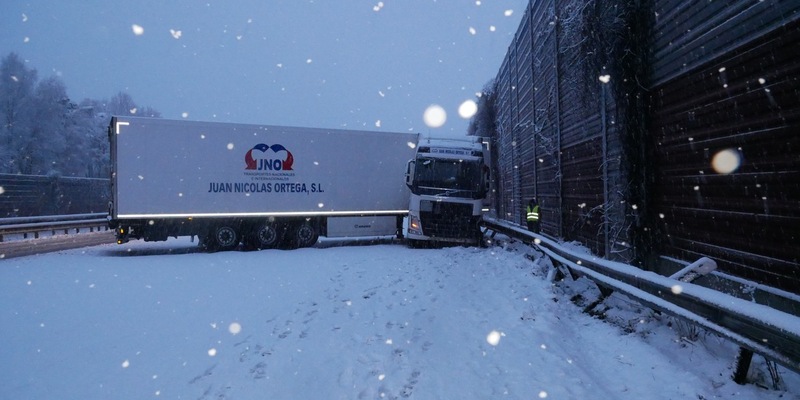 POL-ROW: Winterchaos auf der A 1: Polizei nimmt 38 Verkehrsunfälle auf - Foto: presseportal.de