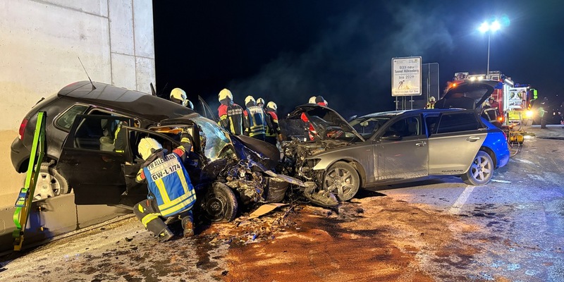 FW Allensbach: H2 Verkehrsunfall Person eingeklemmt - Foto: presseportal.de