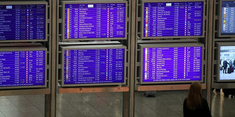 Frau vor Informationstafel am Frankfurter Flughafen - Foto: via dts Nachrichtenagentur