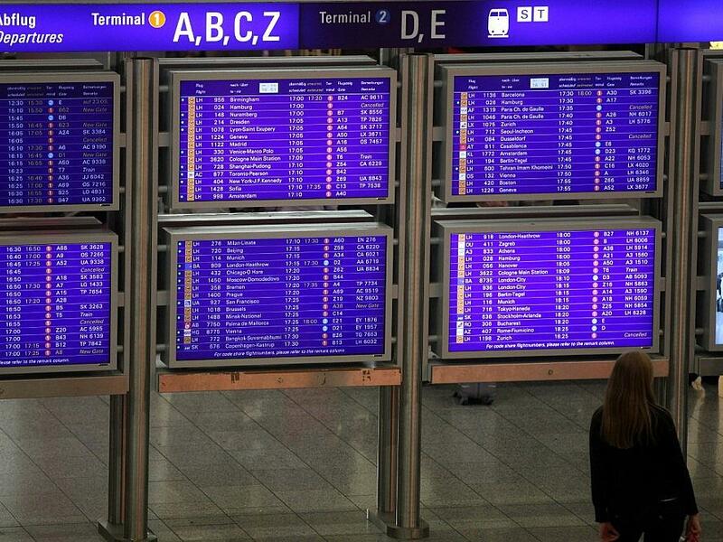 Frau vor Informationstafel am Frankfurter Flughafen - Foto: via dts Nachrichtenagentur