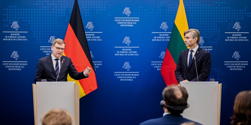Außenminister Johann Wadephul (l., CDU) und sein litauischer Kollege Kestutis Budrys äußern sich bei einer Pressekonferenz in Vilnius auch zu neuerlichen Drohungen von US-Präsident Donald Trump gegen Grönland. - Foto: Christoph Soeder/dpa