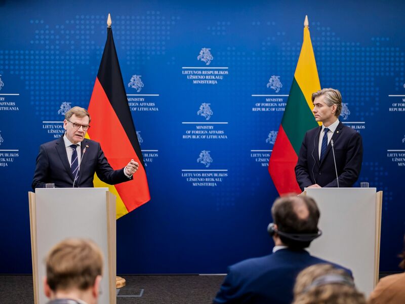 Außenminister Johann Wadephul (l., CDU) und sein litauischer Kollege Kestutis Budrys äußern sich bei einer Pressekonferenz in Vilnius auch zu neuerlichen Drohungen von US-Präsident Donald Trump gegen Grönland. - Foto: Christoph Soeder/dpa