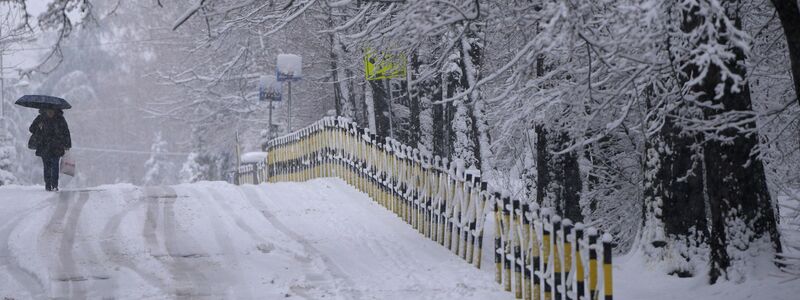 Auf glatten Straßen kam es vielerorts zu Unfällen. - Foto: Darko Vojinovic/AP/dpa