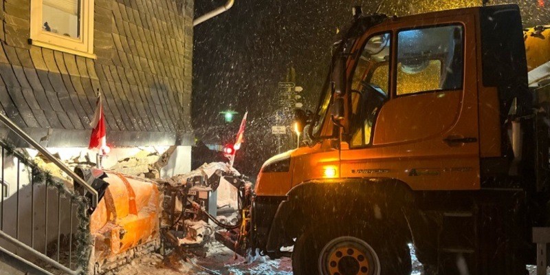 LPI-SLF: Räumfahrzeug kommt ins Schleudert und kollidiert mit Wohnhaus: Hoher Sachschaden - Foto: presseportal.de