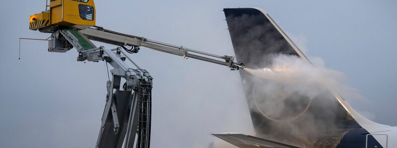 Eisige Temperaturen auch in Hessen - Am Frankfurter Flughafen müssen Maschinen enteist werden - Foto: Boris Roessler/dpa
