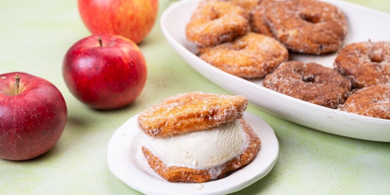 Nähe ist das Höchste!- Der Tag des Deutschen Apfels erobert den Himmel über Dresden / Am 11. Januar 2026 zeichnet eine Drohnenshow spektakuläre Apfelmotive in den Abendhimmel - Foto: presseportal.de