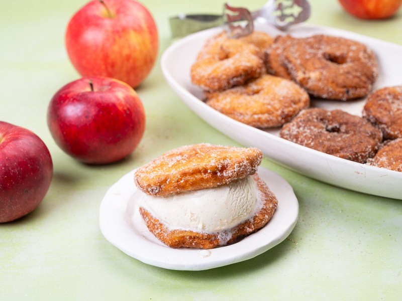 Nähe ist das Höchste!- Der Tag des Deutschen Apfels erobert den Himmel über Dresden / Am 11. Januar 2026 zeichnet eine Drohnenshow spektakuläre Apfelmotive in den Abendhimmel - Foto: presseportal.de