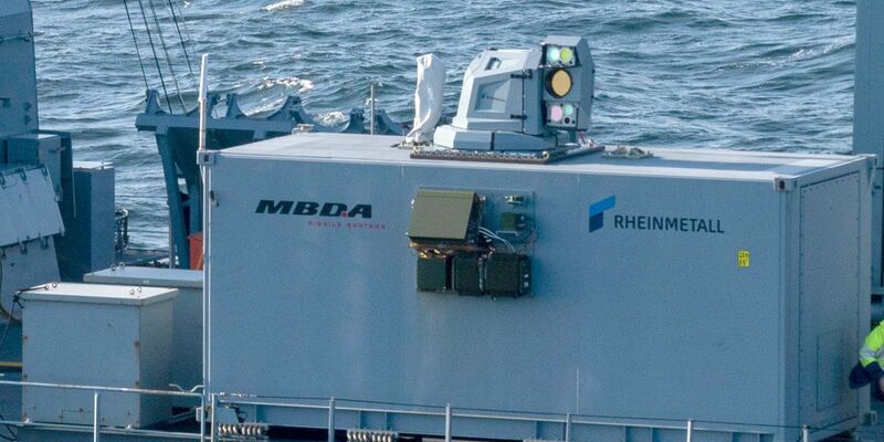 Der Laserdemonstrator von Rheinmetall und MBDA auf einem deutschen Marineschiff. Inzwischen ist er an Land gebracht worden.  - Foto: -/Rheinmetall/dpa