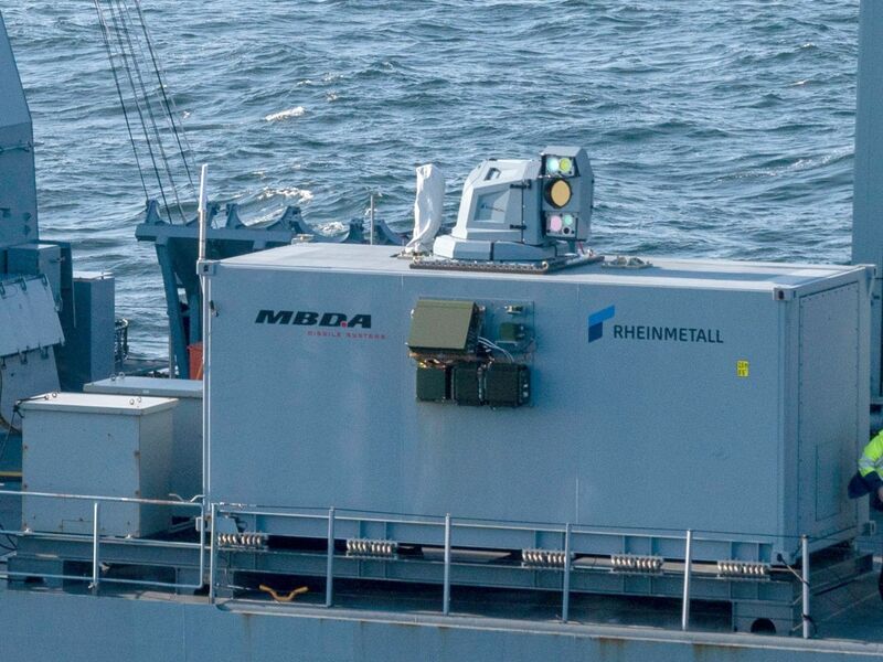 Der Laserdemonstrator von Rheinmetall und MBDA auf einem deutschen Marineschiff. Inzwischen ist er an Land gebracht worden.  - Foto: -/Rheinmetall/dpa