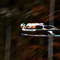 Felix Hoffmann hat Schmerzen am Knie. - Foto: Daniel Karmann/dpa