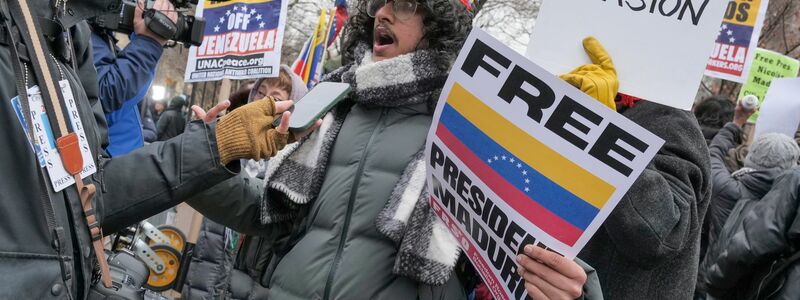 Vor dem Gerichtsgebäude solidarisierten sich viele Unterstützer mit Maduro.  - Foto: Milo Hess/ZUMA Press Wire/dpa