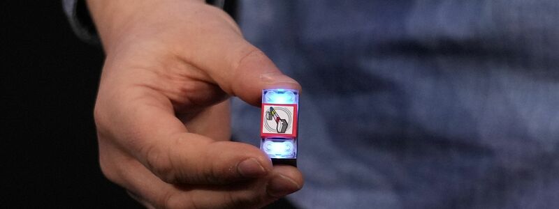 Der «Lego Smart Brick» verfügt über einen Lautsprecher, LED-Leuchten und einen winzigen Chip, der andere Smart Bricks und Minifiguren erkennen und mit ihnen interagieren kann. - Foto: Abbie Parr/AP/dpa