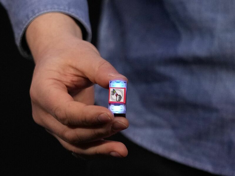 Der «Lego Smart Brick» verfügt über einen Lautsprecher, LED-Leuchten und einen winzigen Chip, der andere Smart Bricks und Minifiguren erkennen und mit ihnen interagieren kann. - Foto: Abbie Parr/AP/dpa