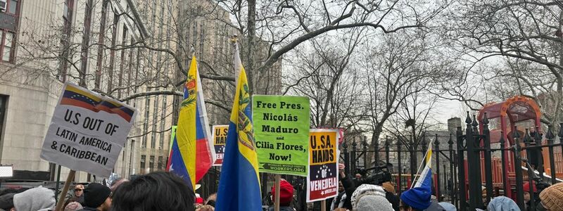 Demonstranten haben sich vor dem Gerichtsgebäude versammelt.  - Foto: Anna Ringle/dpa