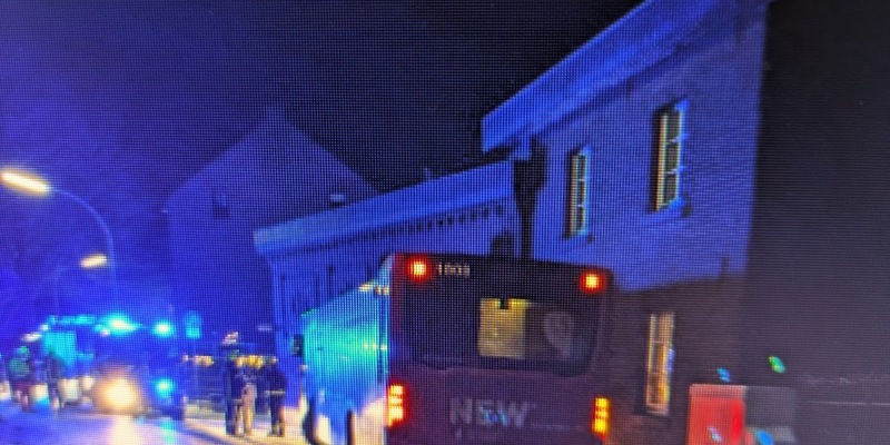 POL-MG: Bus rutscht in Hauswand - Foto: presseportal.de