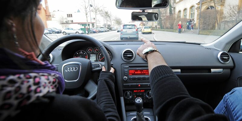 Die CSU würde den Führerschein ab 17 gerne ausweiten. Auch 16-Jährige sollen dann schon in Begleitung ein Auto fahren dürfen. (Illustration) - Foto: picture alliance / dpa