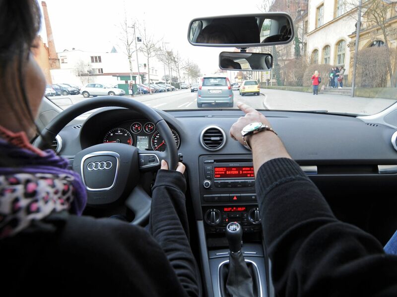 Die CSU würde den Führerschein ab 17 gerne ausweiten. Auch 16-Jährige sollen dann schon in Begleitung ein Auto fahren dürfen. (Symbolbild) - Foto: picture alliance / dpa