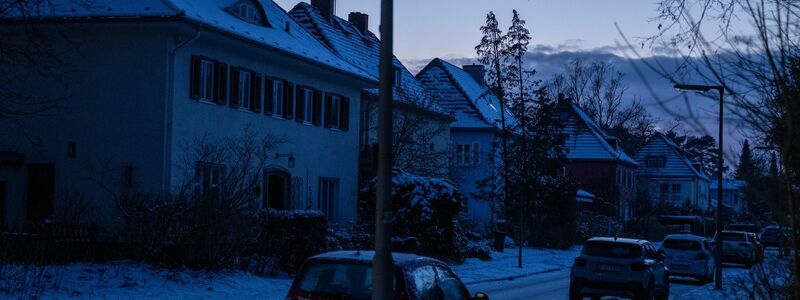 Eine Tankstelle an einer Kreuzung auf der Potsdamer Chaussee ist nach einem Stromausfall ohne Strom. - Foto: Christophe Gateau/dpa