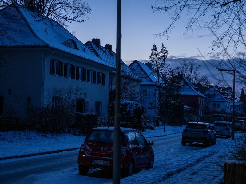 Eine Tankstelle an einer Kreuzung auf der Potsdamer Chaussee ist nach einem Stromausfall ohne Strom. - Foto: Christophe Gateau/dpa