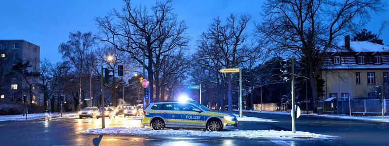 Nachts ist die Polizei verstärkt unterwegs.   - Foto: Michael Ukas/dpa