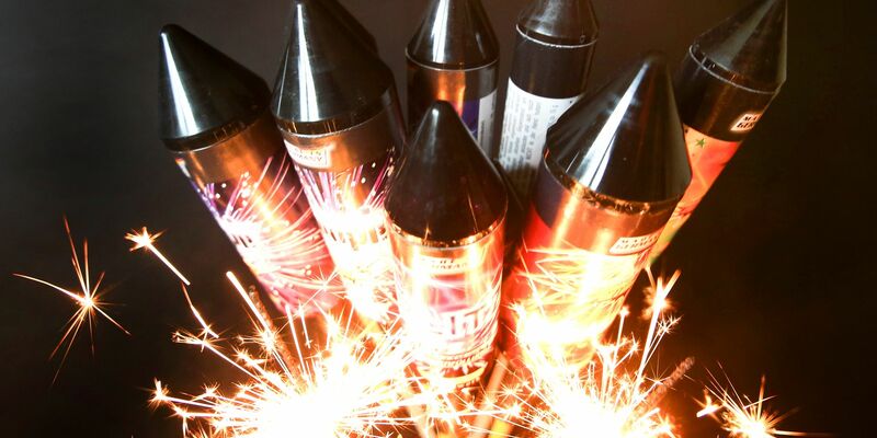 Knallgeräusche und Lichtblitze durch Feuerwerkskörper versetzen viele Haustiere in Stress und Angst. (Symbolbild) - Foto: Roland Weihrauch/dpa/dpa-tmn