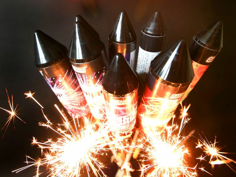 Knallgeräusche und Lichtblitze durch Feuerwerkskörper versetzen viele Haustiere in Stress und Angst. (Symbolbild) - Foto: Roland Weihrauch/dpa/dpa-tmn