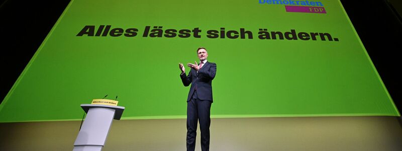 Beim Dreikönigstreffen vor einem Jahr war die Welt für die FDP noch in Ordnung - wenige Wochen später flog sie aus dem Bundestag. (Archivfoto) - Foto: Bernd Weißbrod/dpa