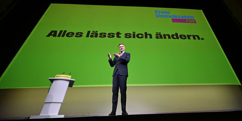 Die FDP-Spitzenpolitiker Kubicki und Strack-Zimmermann machten das Dreikönigstreffen vorübergehend zur «Muppet Show». - Foto: Bernd Weißbrod/dpa