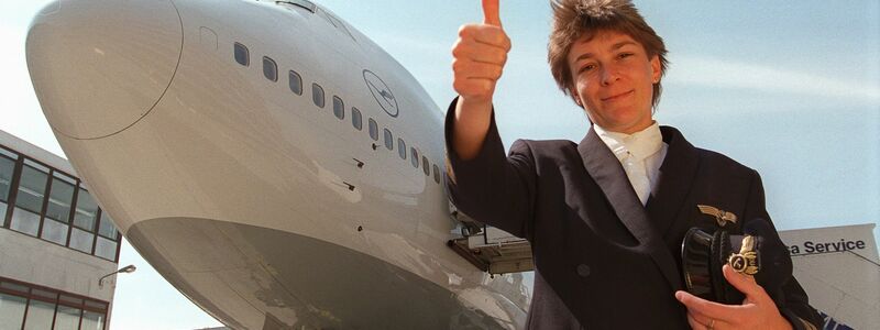 Erst 1986 kam die erste Frau in die Pilotenausbildung der Lufthansa. (Archivbild) - Foto: Arne Dedert/dpa